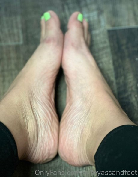 wifeyassandfeet model adult picture