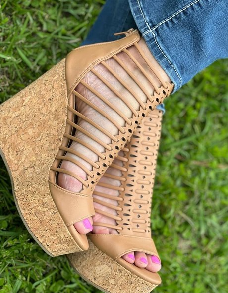 wifeyassandfeet high quality pornstar galleries