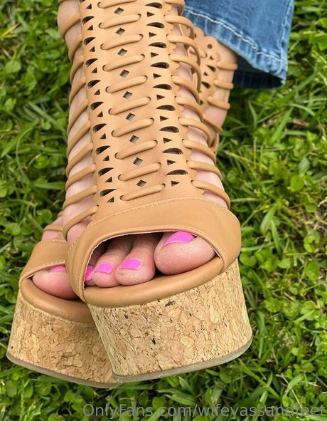 wifeyassandfeet Quick photo