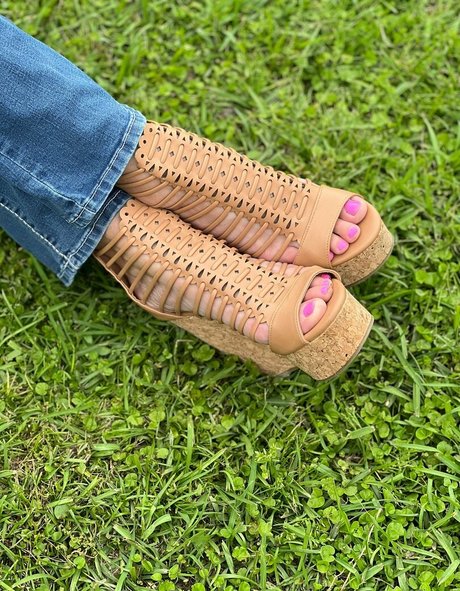 wifeyassandfeet pornstar high quality image