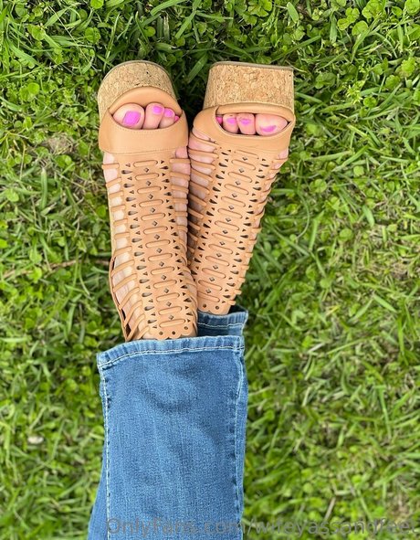 wifeyassandfeet nudes model images