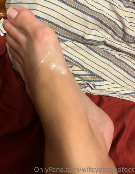 wifeyassandfeet model pretty picture
