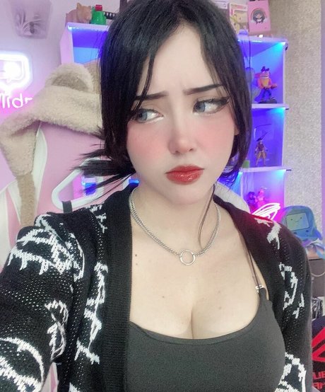 Itsmidna model nude picture