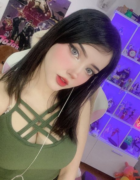 Itsmidna naked model photo