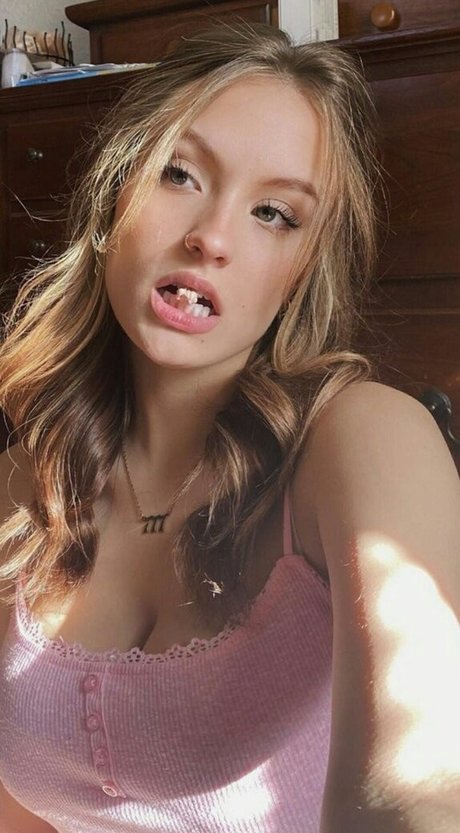 Miahandley sexy actress gallery