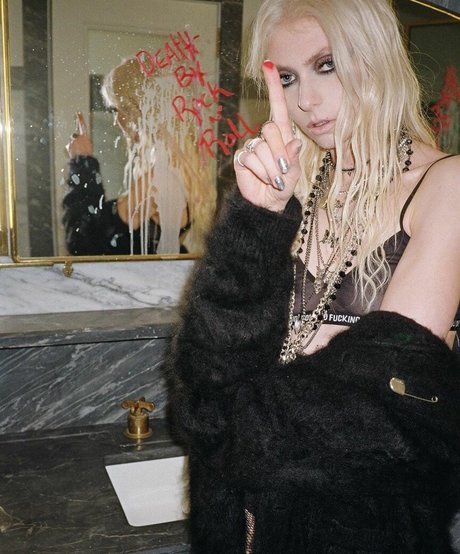 Taylor Momsen exclusive actress pics