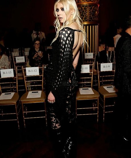 Taylor Momsen model naked images