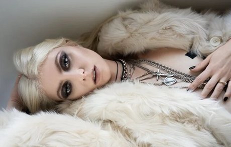 Taylor Momsen model sexy img