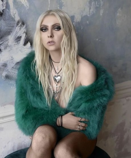 Taylor Momsen pornstar xxx photo