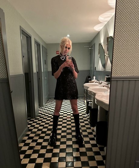 Taylor Momsen pornstar sexy picture