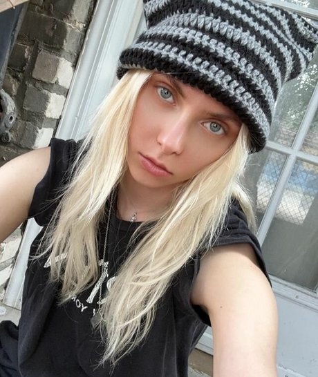 Taylor Momsen nice actress photo