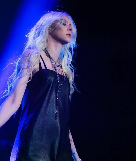 Taylor Momsen model sexy image