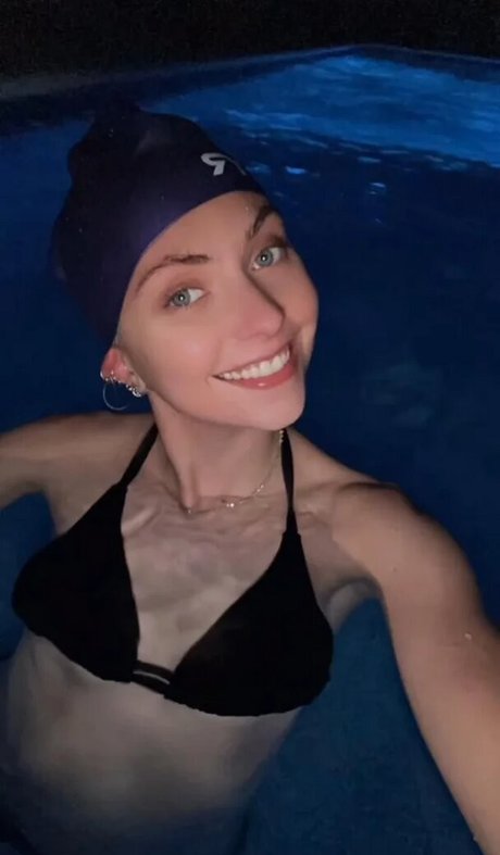 Taylor Momsen naked actress img