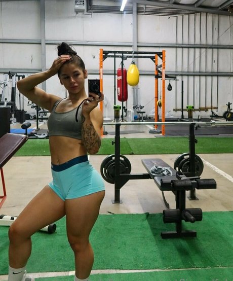 lizzysnyder18 pornographic model archive