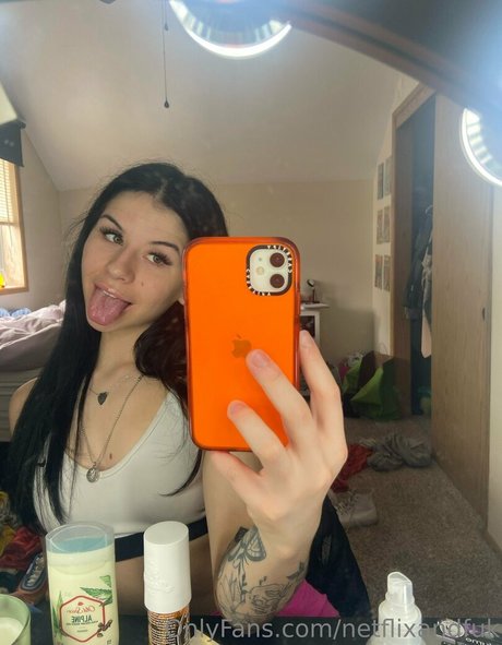 lizzysnyder18 nudes star img