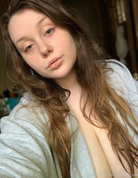 sluttylilrose model top img