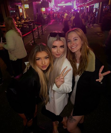 tizimaus model pretty picture