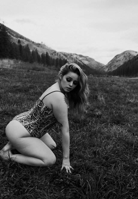 hotchellerae sexy pornstar img