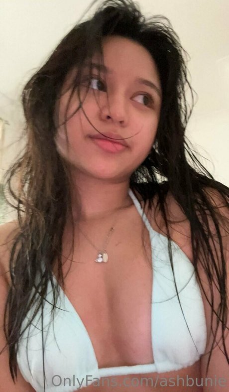 Ashlyne model naked image