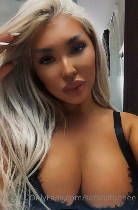 sarahstonnee erotic model image