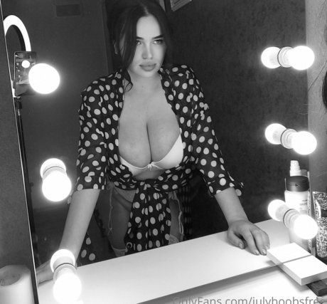 julyboobsfree pretty model pic