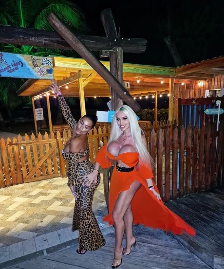 Kristhin Gomez art model photo