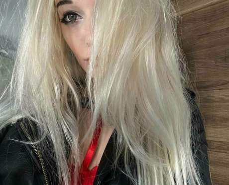 skinny tyan top model image