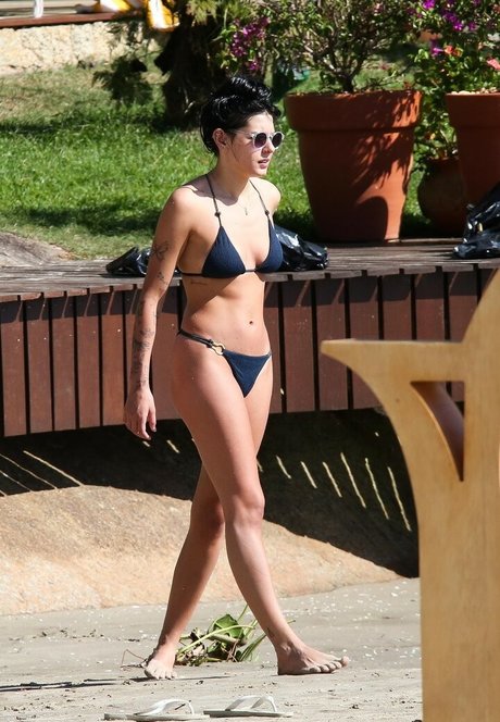 Ana Castela model adult image