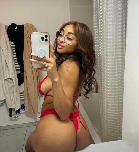 Ashleyroseglam star nude picture