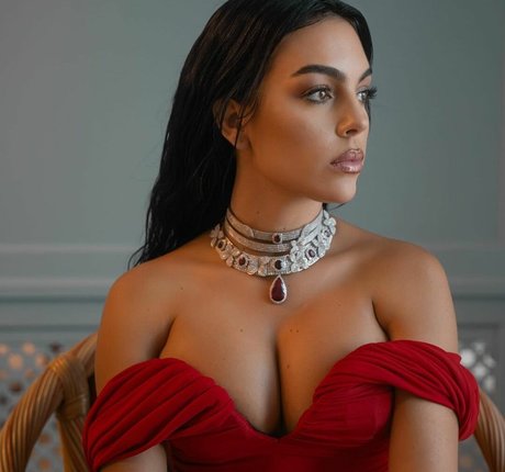 Georgina Rodriguez model high quality images