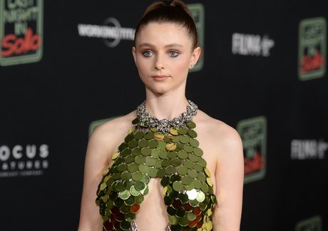 Thomasin Mckenzie top model gallery