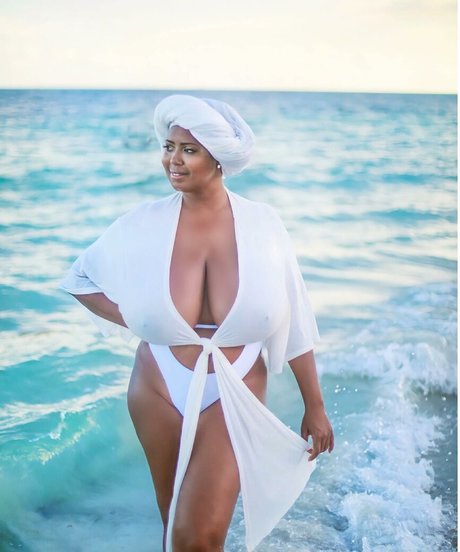 Monique Cooper model top img