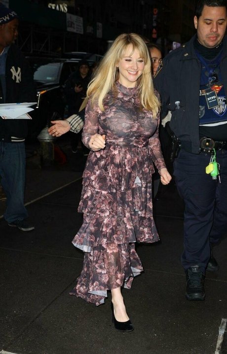 Melissa Rauch star top photo