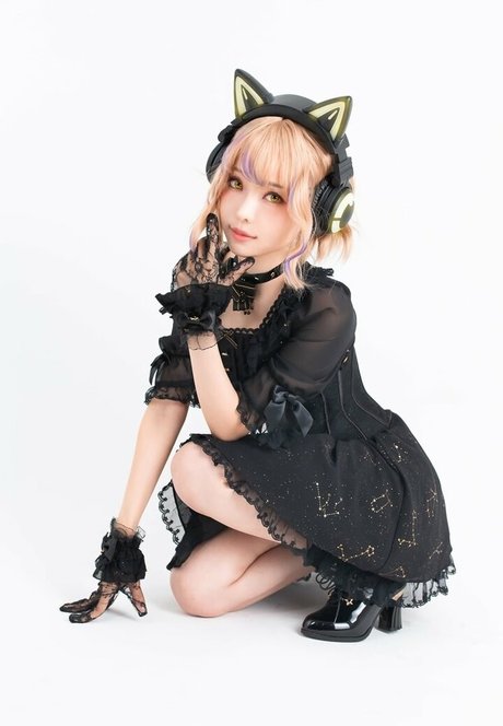 eeelyeee sexy actress pictures