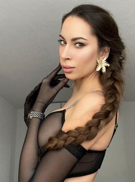 Olesia Levana art model photos