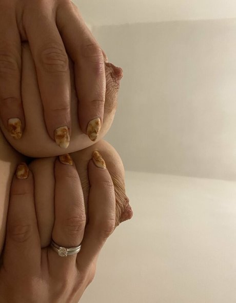 Bonnie Tawny star art photo