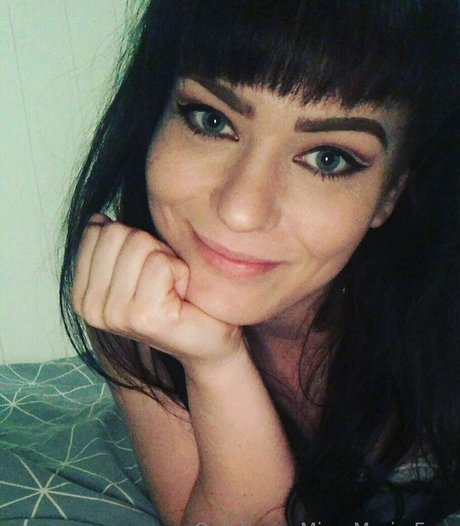 minamariefree adult model image