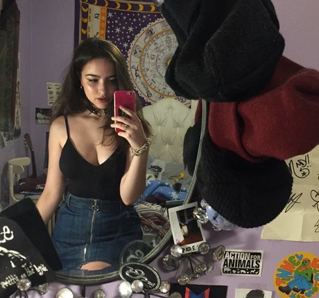 artbitch666 model top pic