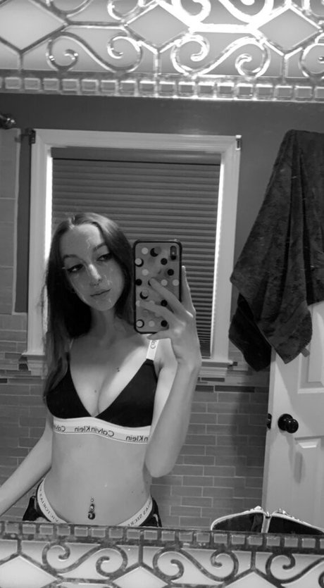 FrontDeskLady naked actress pics