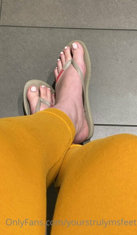yourstrulymsfeet model nudes picture