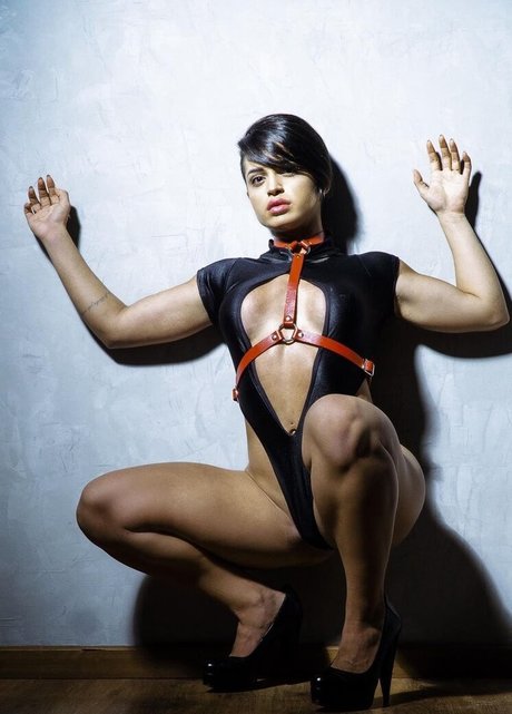 Yanne Fitness erotic model pics