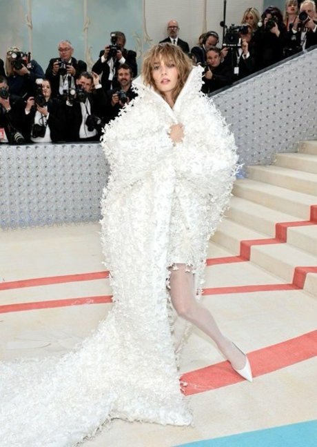 Maya Hawke hd pornstar photo