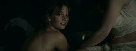 Maya Hawke star nude pictures