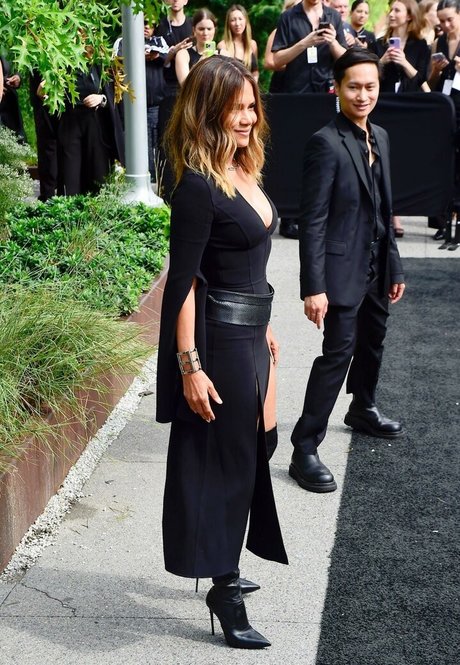 Halle Berry pornographic actress pictures