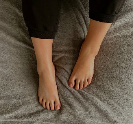 feetloretta model hd photo