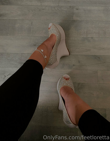 feetloretta model top photo