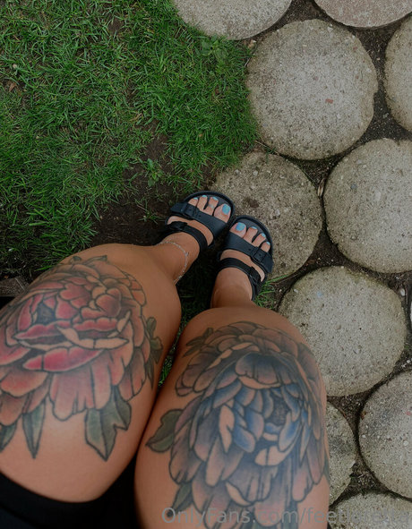 feetloretta pornographic model pic