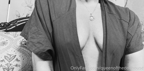 queenofthedollhouse exclusive star picture