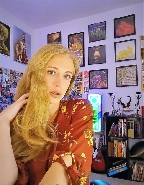 meddleblooms nude actress pic