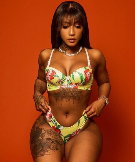 Mizz Twerksum high quality model pic